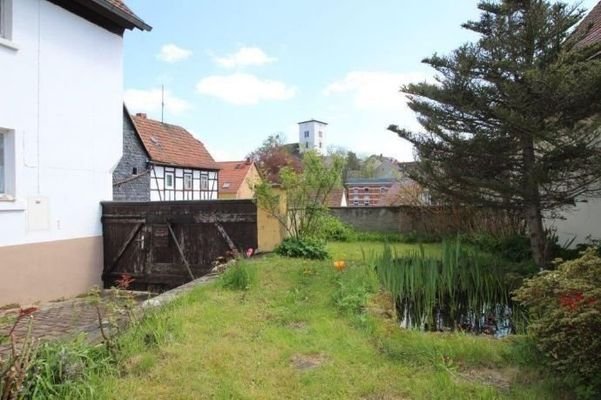 Blick vom Hof in Richtung Kirchturm