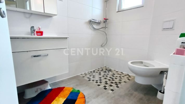 Badezimmer im Obergeschoss Gegenseite