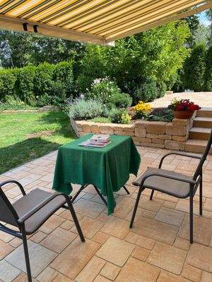 Terrasse mit Blick zum Garten