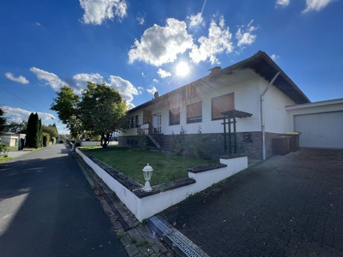 Freistehendes Einfamilienhaus mit Schwimmbecken, Garage und Carport in familienfreundlicher Wohnlage von Lohmar-Scheid