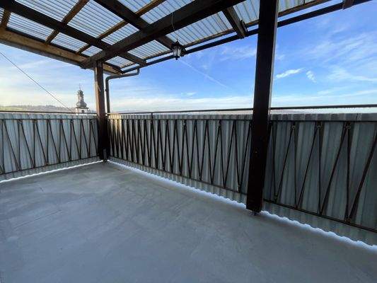 Großer überdachter Balkon