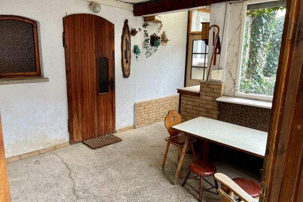 Terrasse, Blick zum Seiteneingang und Kellerzugang