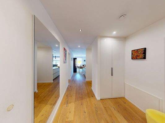 Blick von Wohnungseingangstür in die Wohnung