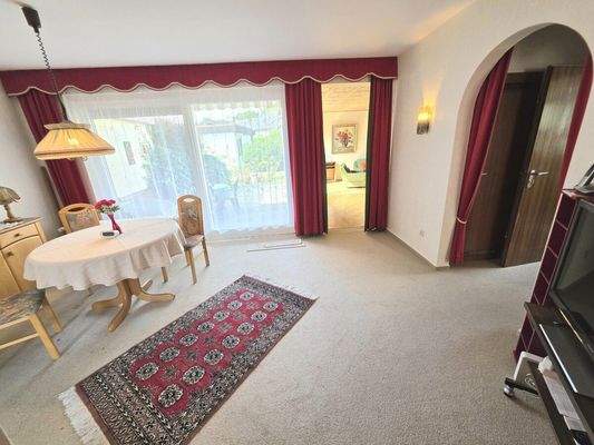 Esszimmer mit Zugang zu Terrasse und Garten