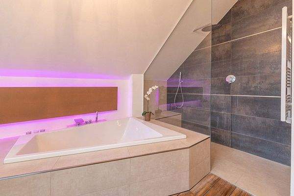 Badewanne und Dusche