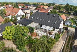 Luftaufnahme von Wohnhaus und Grundstück