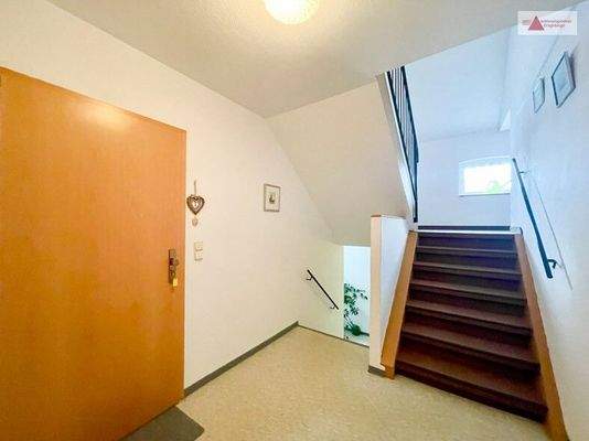 Einganggstür und Treppenhaus WE 3