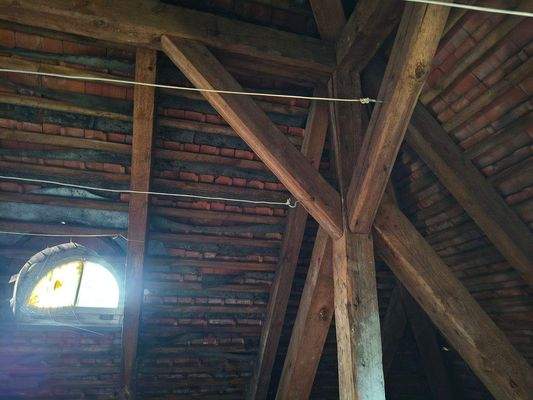 ausbaufähiges Dachgeschoss mit zwei Ebenen ( siehe Schnitt )