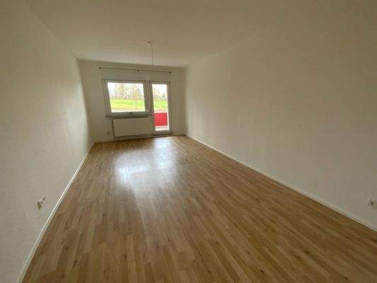 Wohnzimmer mit Balkon