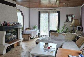 helles Wohnzimmer mit Terrasse