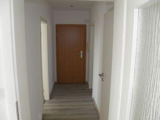 Flur mit Deckenbeleuchtung