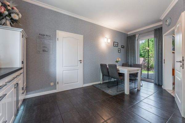 Hausbruch-Großzügiger-Bungalow-mit-Dachausbau-Küche2