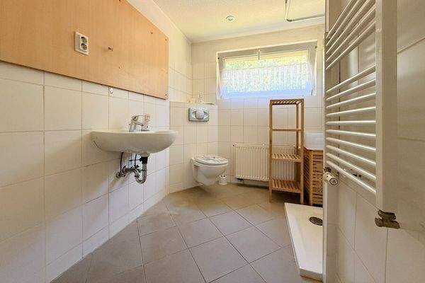 Badezimmer mit Dusche