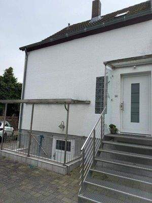 Eingang Doppelhaushälfte mit Kellereingang