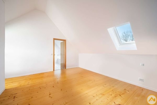 geräumiges Schlafzimmer mit Ankleide