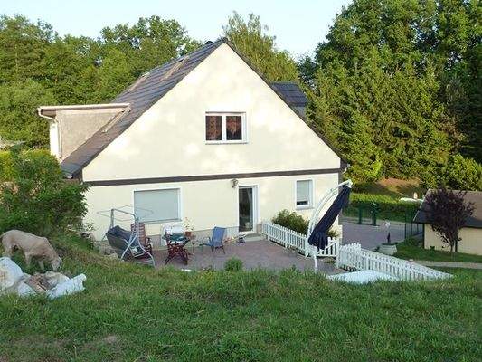 Objektansicht vom Grundstück zur Terrasse 