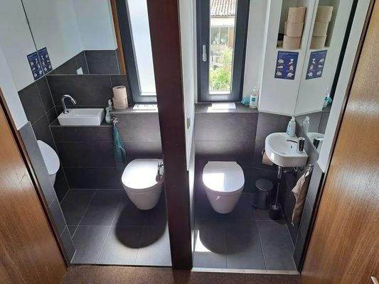 WCs nach Geschlechtern getrennt