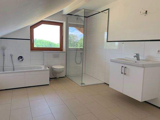 geschmackvolles Bad mit Wanne