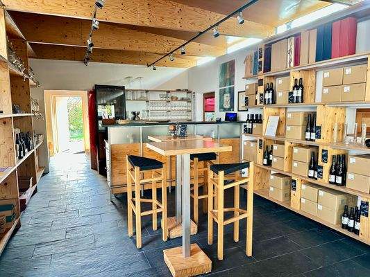 Schön gestalteter Verkaufsraum mit Bar