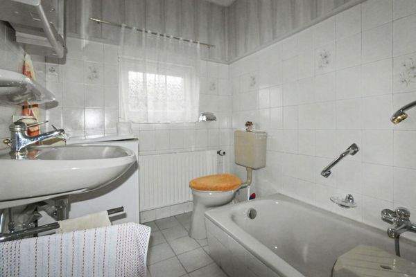 Bad mit Wanne DHH EG