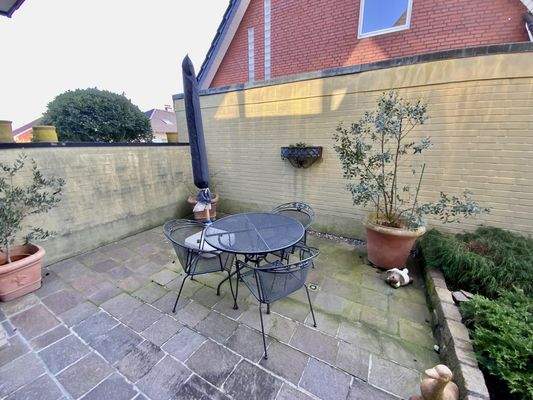 mit Frühstücksterrasse