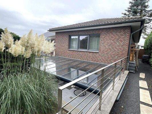 Seitenansicht Haus + Terrassenüberdachung