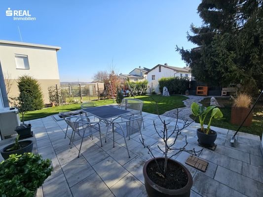Terrasse mit Garten