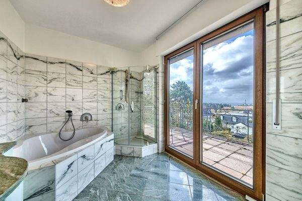 1st Floor: Master bathroom with large tub