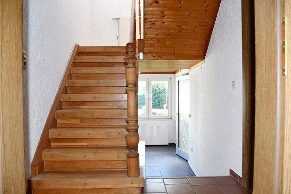 stilvolle Treppe zum Obergeschoss.JPG