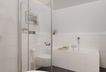 Modern gefliestes Badezimmer mit bodengleicher Dusche