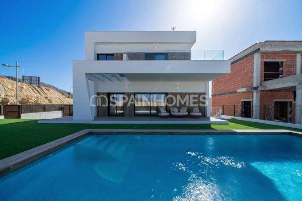 Villas with Private Pools Near the City in Finestrat