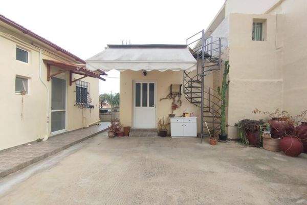 Kreta, Vamvakopoulo: Charmantes Haus in ruhiger Lage nahe der Stadt zu verkaufen