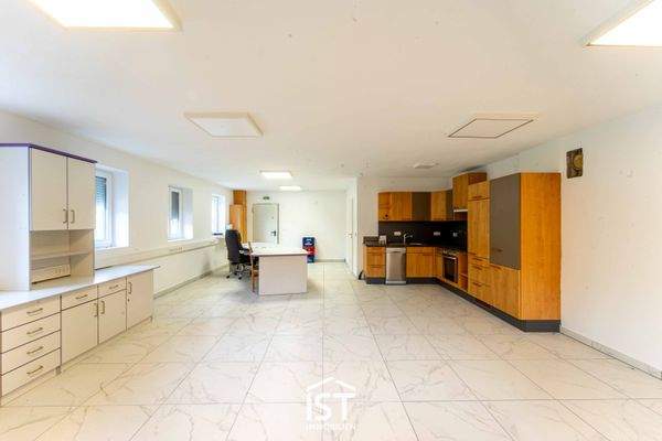 Büroraum mit Einbauküche