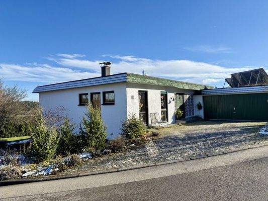 Hausansicht & Garage 