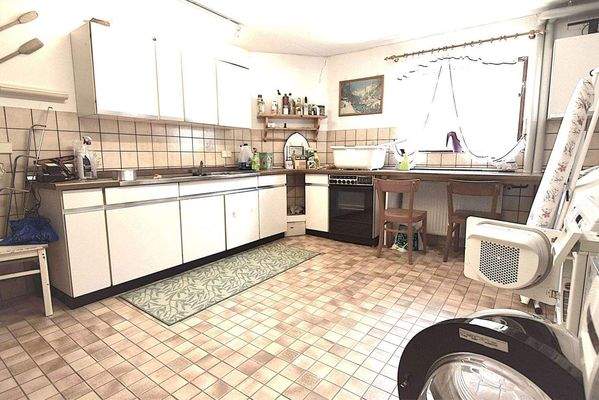 EG Waschküche mit Küchenzeile