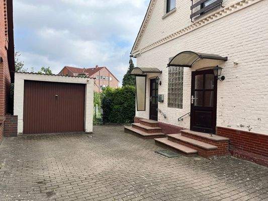 Eingangsbereich - Seite mit Garage