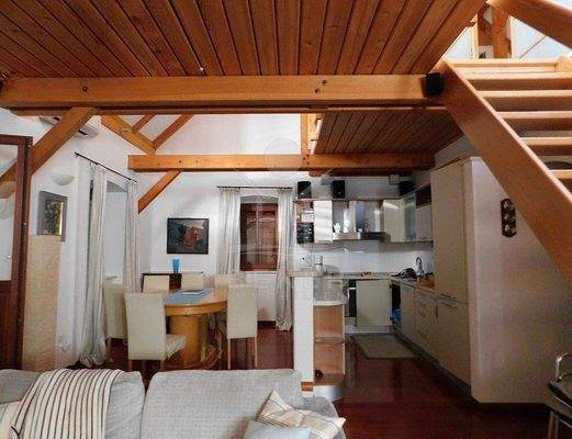 Ein zauberhafter Kamin schmückt den Wohnbereich