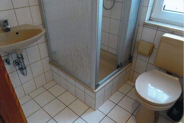 DG-Bad mit Dusche u. WC