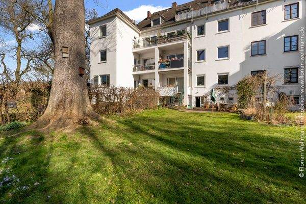 Garten mit Blick auf das Mehrfamilienhaus 