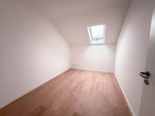 Geräumiges Zimmer ideal als Kinder- oder Arbeitszimmer