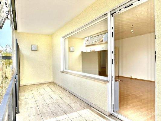 Balkon Blick in den Wohnraum 