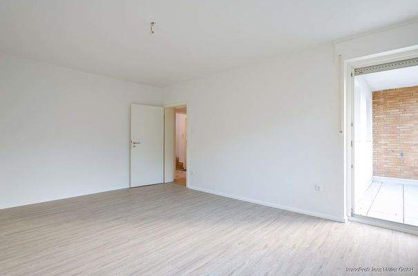 Wohn- und Schlafraum mit Zugang zur Loggia  