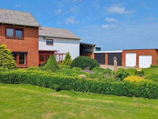 Süd-Ostansicht - 2 Garagen