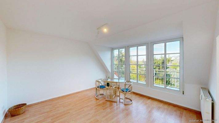 Gemütlicher Wohnraum mit Blick ins Grüne