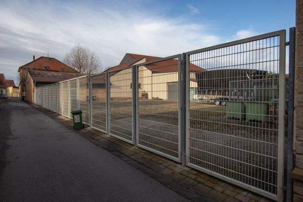 Einfahrt zur Freifläche und zwei Hallen