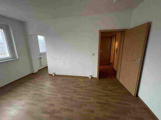 Wohnzimmer Bilck Flur rechts Küche links.jpg