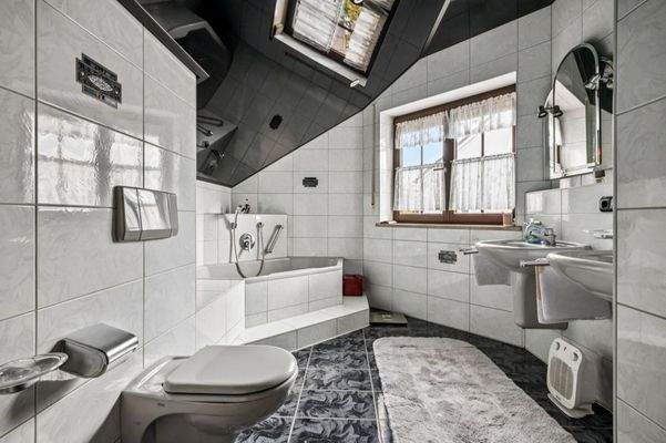 Tageslichtbad mit Dusche, Wanne und WC im DG