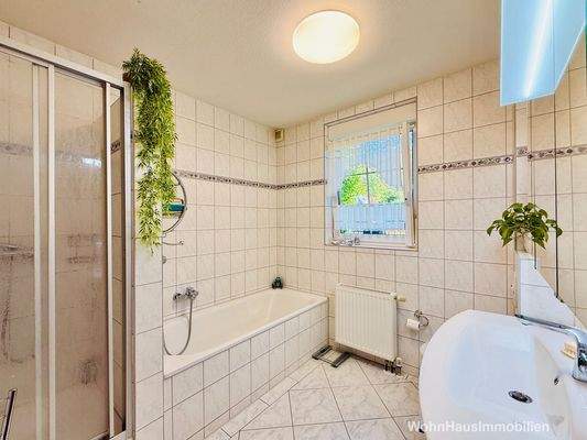 Bad mit Wanne und Dusche