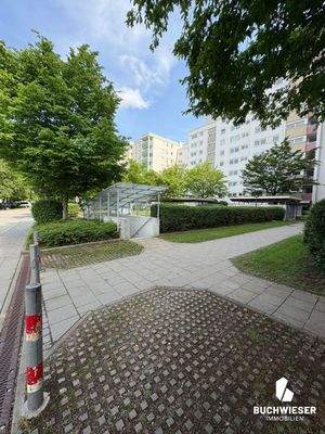 Gehweg mit Baumbestand