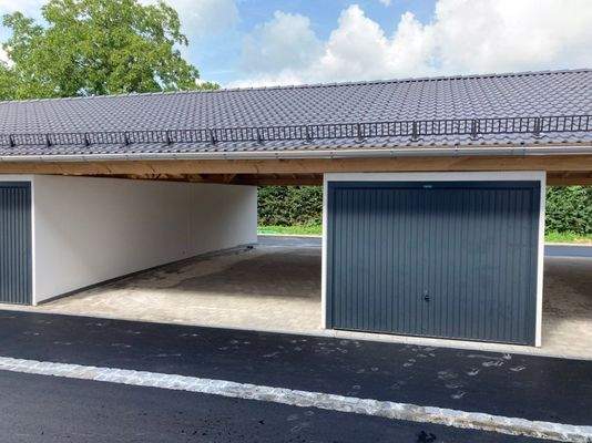 Garage und Carport-Stellplatz